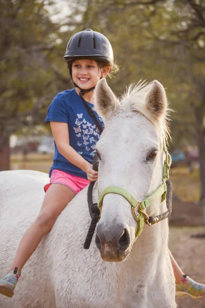 白い馬に乗って女の子乗馬 — ストック写真