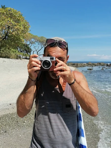 Viaggiatore Scattare Una Foto Con Una Macchina Fotografica Retrò Sulla — Foto Stock