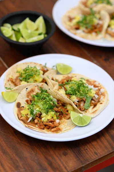 Tacos Maíz Con Carne Piña Servidos Con Limones Sobre Una — Foto de Stock