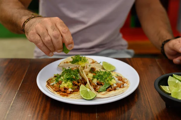 Weißer Mann Drückt Zitrone Auf Einen Taco Einem Restaurant Mexiko — Stockfoto