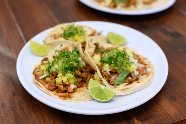 Tacos Maíz Frescos Con Carne Piña Cilantro Limas — Foto de Stock