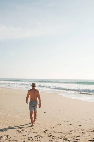 Uomo Che Cammina Sulla Spiaggia Tramonto Messico — Foto Stock