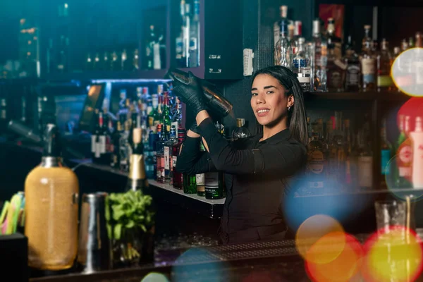 Camarera Morena Latina Prepara Cóctel Bar Profesión — Foto de Stock