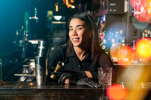 Serveuse Brune Latine Prépare Cocktail Bar Profession — Photo