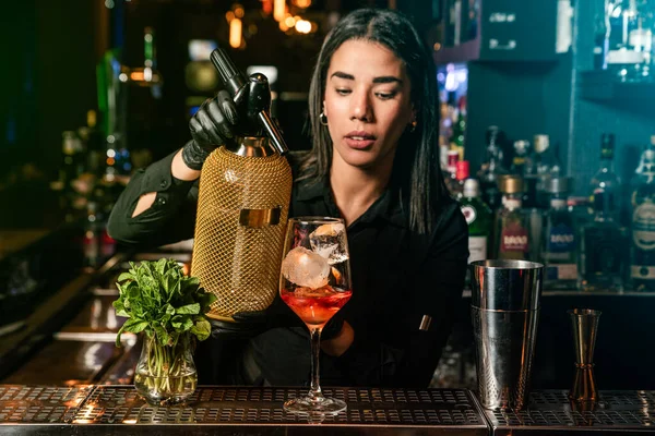 Latin Brunette Waitress Prepares Cocktail Bar Profession — Stock Photo, Image