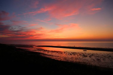 Günün sonunda Cape Cod Körfezi üzerinde parlak turuncu gün batımı