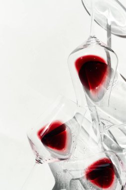 Beyaz arkaplanda kırmızı şarap var.