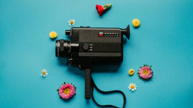 Mavi Arkaplanda Video Kamera ve Çiçekler