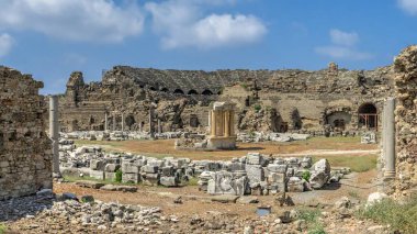 Yana, Türkiye 18.07.2021. Türkiye 'nin Antalya ilinin Antik Kenti güneşli bir yaz gününde