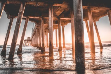 Huntington Sahil İskelesi 'nin altında, Kaliforniya, Sunset