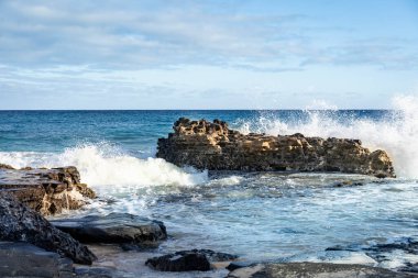 güzel renkli büyük uçurum ve deniz manzarasına arka