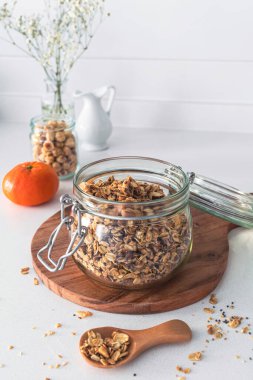 Ev yapımı yulaf ezmesi ve fındık ezmesi.