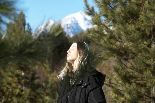 在一个阳光灿烂的日子里 少女在高山的背景下 — 图库照片