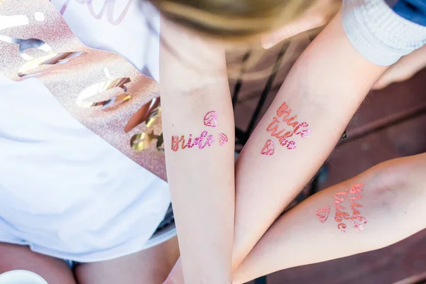 Flickor Möhippa Med Tatueringar Från Brudstammen — Stockfoto