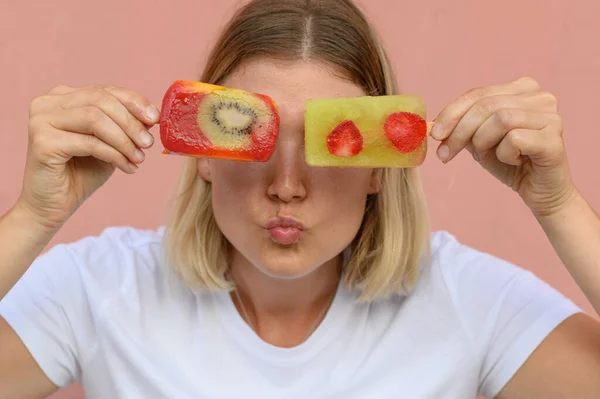 Frau Hält Frisches Obst Eis Mit Erdbeere Und Kiwi — Stockfoto