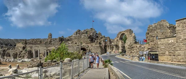 トルコ側18 2021 晴れた夏の日にトルコのアンタルヤ県の側の古代都市 — ストック写真
