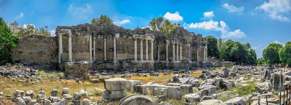 Yana, Türkiye 18.07.2021. Türkiye 'nin Antalya ilinin Antik Kenti güneşli bir yaz gününde