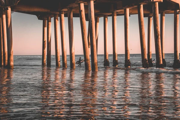 Surfista Apanhar Ondas Pôr Sol Debaixo Cais — Fotografia de Stock