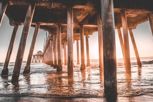 Unter Dem Huntington Beach Pier Kalifornien Bei Sonnenuntergang — Stockfoto