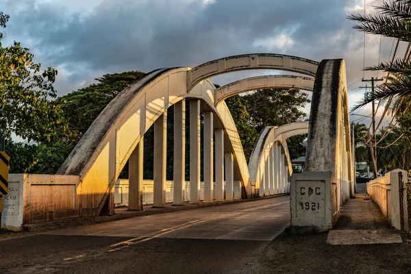 Iconic Hawaiian Rainbow Bridge — Stock Photo, Image