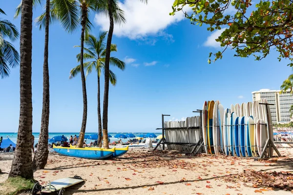 Tablas Surf Alineadas Estante Famosa Playa Waikiki Honolulu — Foto de Stock