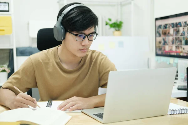 Genç Erkek Öğrenci Evde Ders Çalışıyor Bilgisayarı Kullanıyor Internetten Öğreniyor — Stok fotoğraf