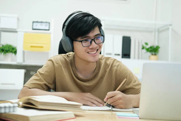 Genç Erkek Öğrenci Evde Ders Çalışıyor Bilgisayarı Kullanıyor Internetten Öğreniyor — Stok fotoğraf