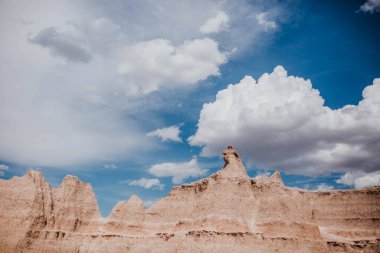 Badlands Ulusal Parkı, SD Temmuz 'da bulutlu bir yaz gününde