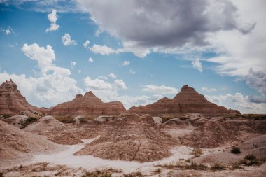 Badlands Ulusal Parkı, SD Temmuz 'da bulutlu bir yaz gününde