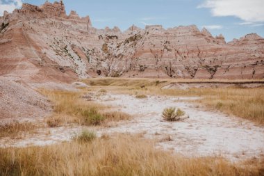 Badlands Ulusal Parkı, SD Temmuz 'da bulutlu bir yaz gününde
