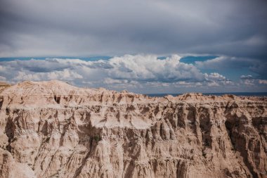 Badlands Ulusal Parkı, SD Temmuz 'da bulutlu bir yaz gününde