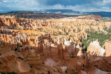Doğal olarak oluşmuş, ulusal parkın engebeli kayası.