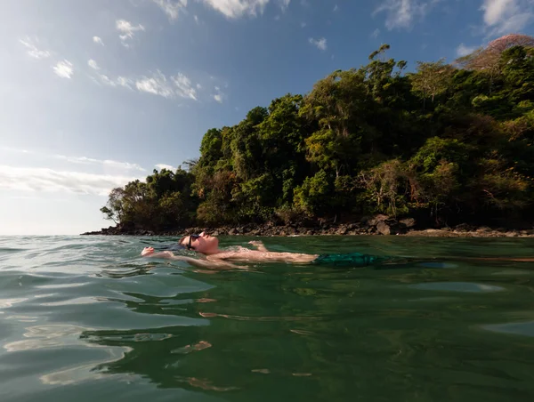 Підліток Відпочиває Океані Під Час Тропічних Канікул Коста Риці — стокове фото