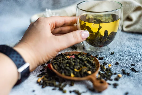 Grüner Sencha Tee Blätter Mit Mangostücken Auf Betonhintergrund — Stockfoto