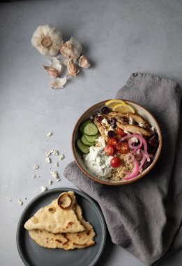 Yunan tavuğu, feta ve tzatziki ile sağlıklı bir yemek kasesi.