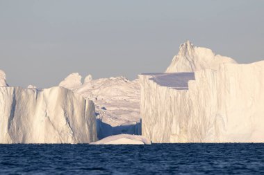Kuzey Kutup Dairesi 'nde denizde yüzen büyük buzdağları