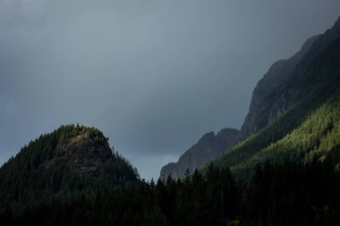 PNW Washington Dağı ve Skyscapes Moody Peyzajı