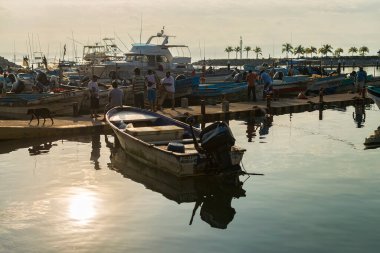 Yerel Latin balıkçılar rıhtımda denize açılmaya hazırlanıyorlar.
