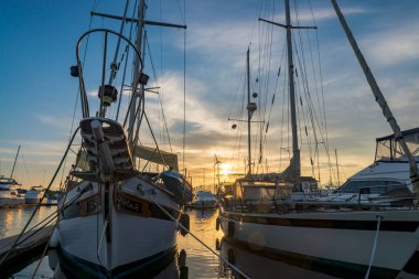 Gün doğumunda limana demir atmış iki yelkenli.