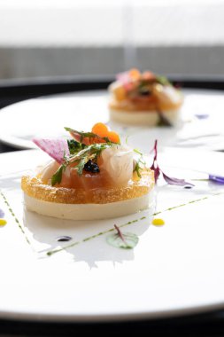 Yemeğin başında hafif bir ordövr tabağı.