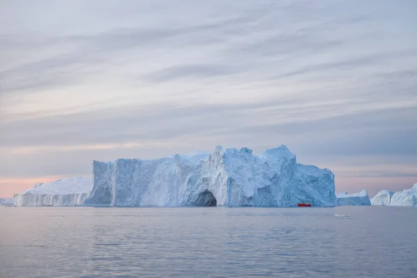 海に浮かぶ大きな氷山 — ストック写真