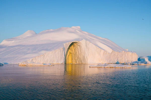 Grandes Icebergs Flutuando Sobre Mar — Fotografia de Stock