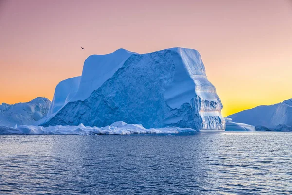 Große Eisberge Treiben Über Dem Meer — Stockfoto