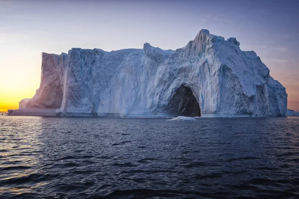 Velké Ledovce Plující Nad Mořem Při Západu Slunce — Stock fotografie