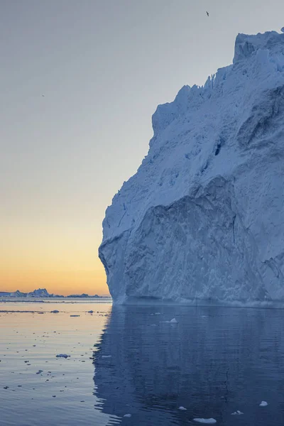 Grandes Icebergs Flotando Sobre Mar —  Fotos de Stock