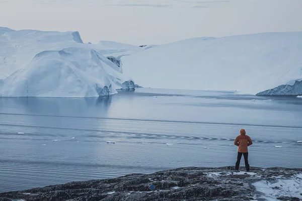 Homem Observar Icebergs Extremos Pólo Norte — Fotografia de Stock