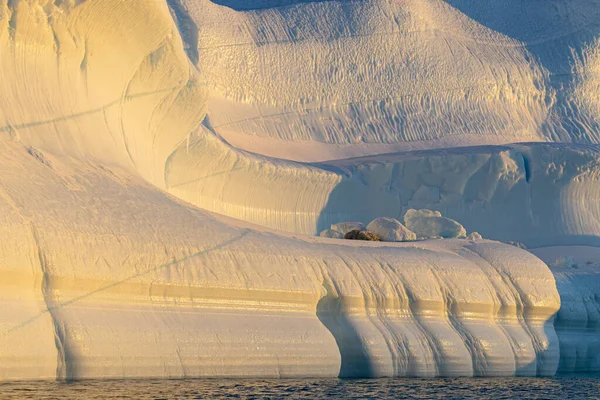 Linjer Och Texturer Isberg Vid Solnedgången — Stockfoto