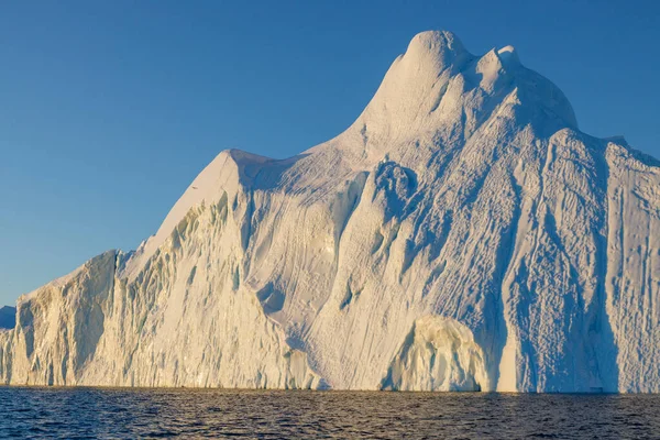 Große Eisberge Die Bei Sonnenuntergang Über Dem Meer Treiben — Stockfoto