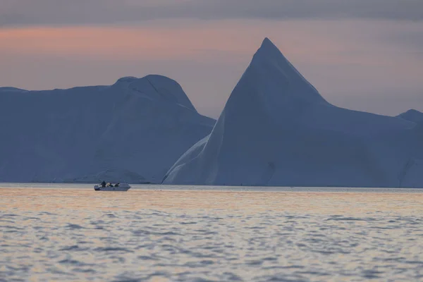 Grandes Icebergs Flotando Sobre Mar Atardecer — Foto de Stock