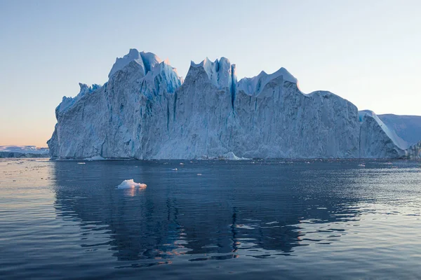 Denizde Yüzen Büyük Buzdağları — Stok fotoğraf